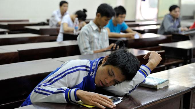 Đổ bệnh trong phòng thi, không nên cố nộp bài