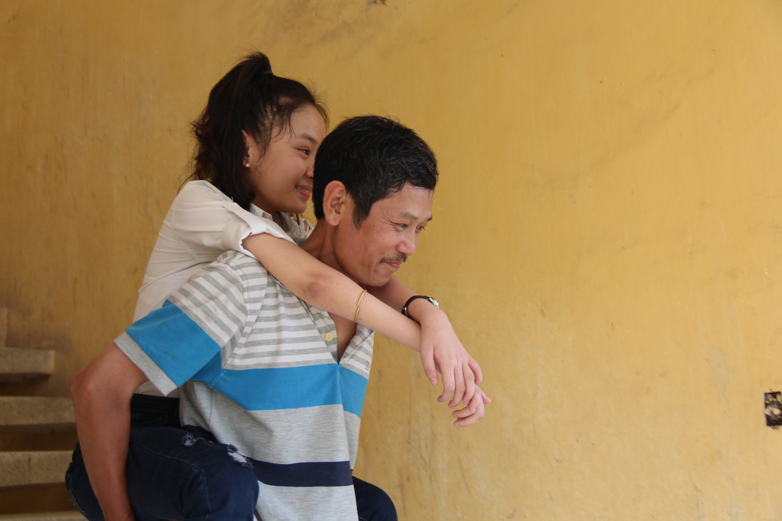 Đến trường thi trên lưng cha