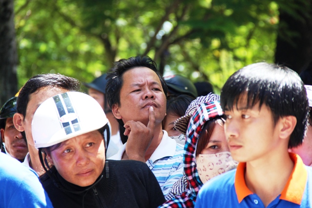 Bên ngoài cha mẹ đợi chờ, âu lo