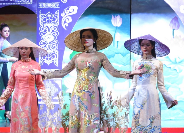 Trình diễn áo dài truyền thống