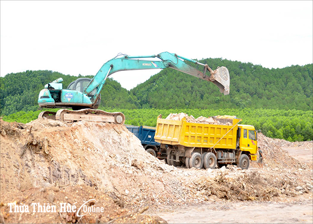 Đình chỉ việc khai thác đất trái phép ở Phú Bài