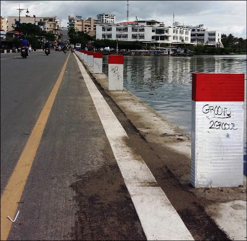 Viết, vẽ gây nhếch nhác trên công trình Đập Đá