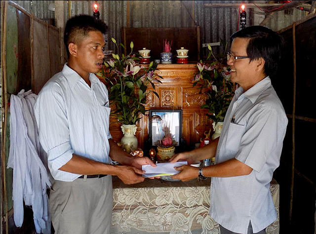 Trao 19,1 triệu đồng của bạn đọc cho anh Lê Văn Hạnh