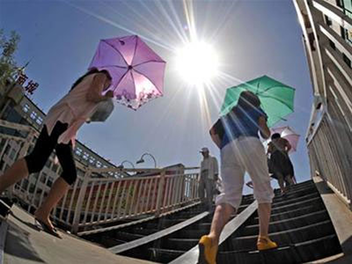 Nắng nóng bao trùm Bắc Bộ và miền Trung