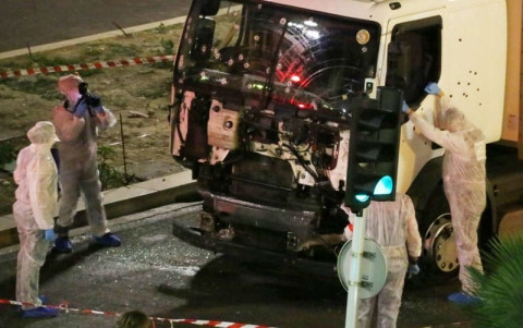 Pháp nghi ngờ kẻ tấn công ở Nice có liên hệ với tổ chức khủng bố