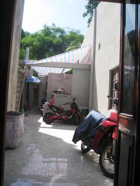 Hộ ông Nguyễn Văn Dũng đang tự tháo dỡ