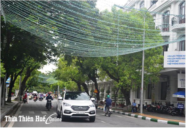 Đèn chiếu sáng nghệ thuật đường Lê Lợi cần treo cao hơn