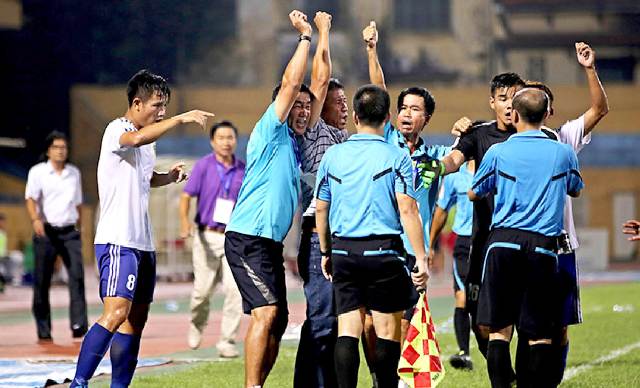 Dại chi vạch áo cho người xem lưng