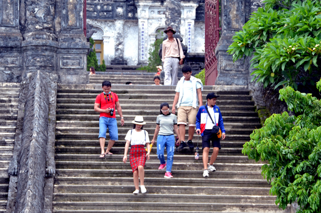 Phạt 20 triệu đồng đối với người Thụy Sĩ hành nghề hướng dẫn du lịch tại Huế