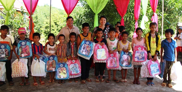 Trao quà, heo giống cho người dân nghèo Bình Thành