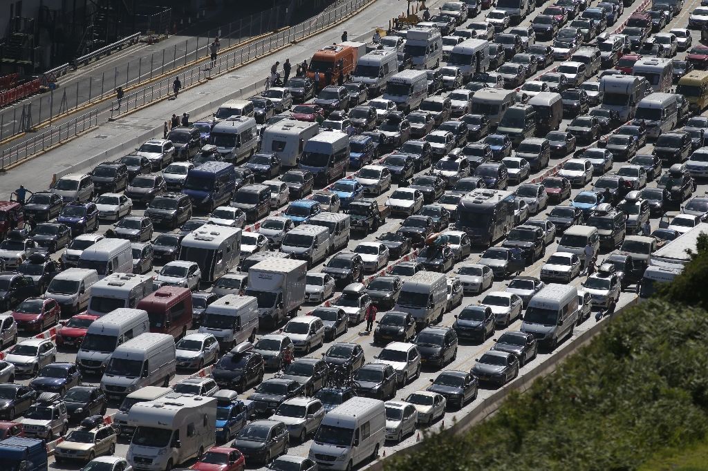 Tắc nghẽn giao thông kéo dài 15 giờ đồng hồ trên biên giới Anh-Pháp