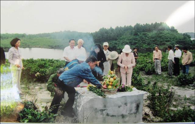 Nhớ những ngày máu lửa - Bài 3 Mười hai phần mộ - chôn vội bên lối mòn