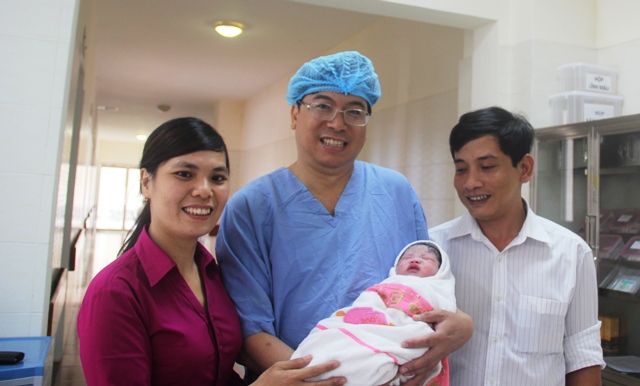 Em bé đầu tiên chào đời từ ca mang thai hộ