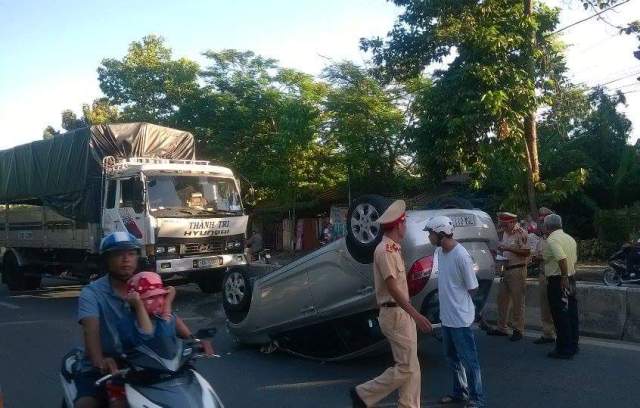 Xế hộp chổng vó lên trời sau va chạm với xe tải