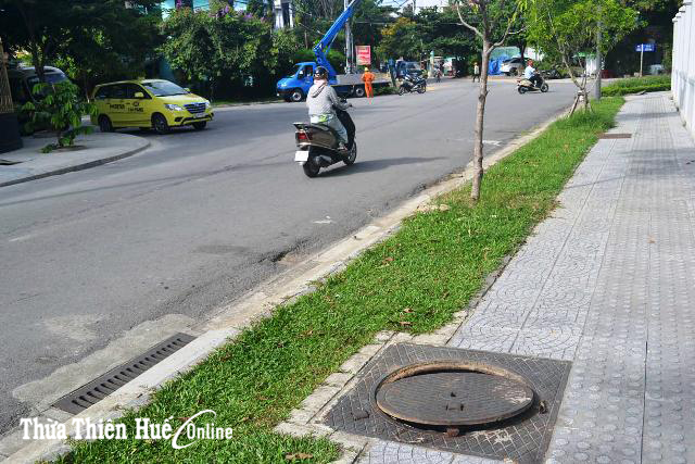 Nhiều hố ga ở đường Nguyễn Hữu Thọ bị lật nắp