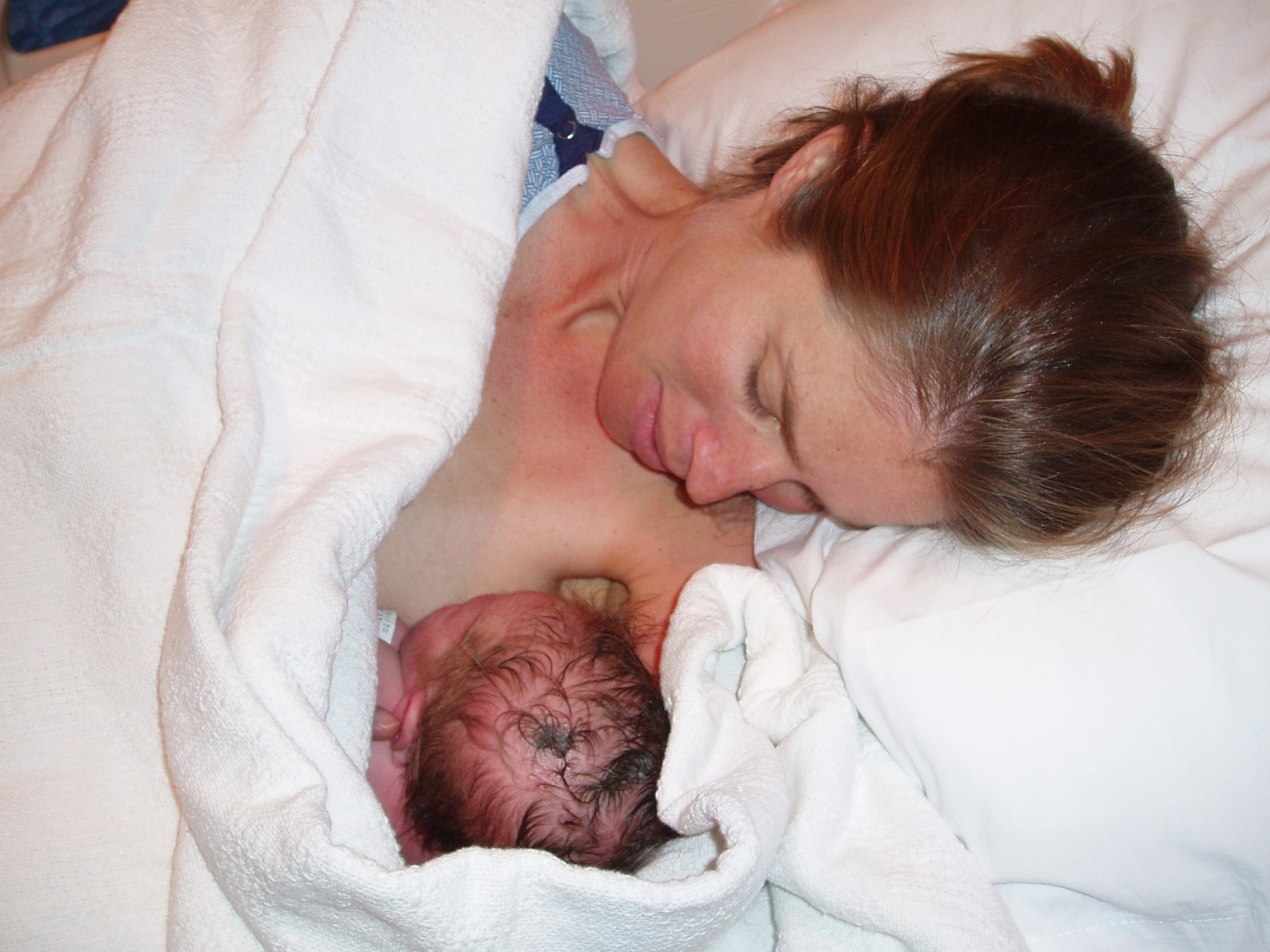 UNICEF Cho con bú trong vòng 1 giờ đầu sau sinh là liều vaccine đầu tiên cho trẻ