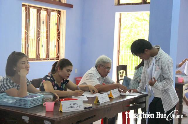 Không nhiều thí sinh nộp hồ sơ trong ngày đầu