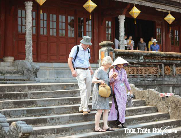 Vui, buồn nữ tour guide