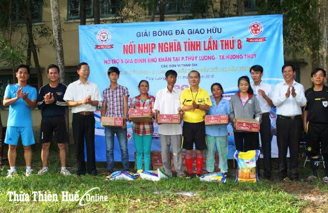 Bóng đá giúp người nghèo