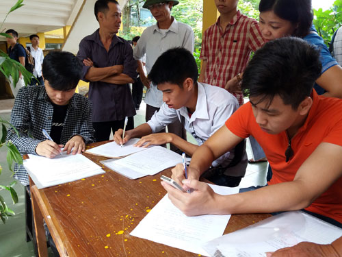 Trường công lấy điểm chuẩn sát sàn, trường tư lo cạn nguồn tuyển