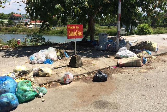 Rác bao quanh biển “cấm đổ rác”