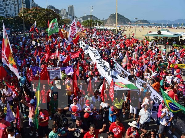 Đổi lộ trình rước đuốc tới sân vận động Maracana do biểu tình