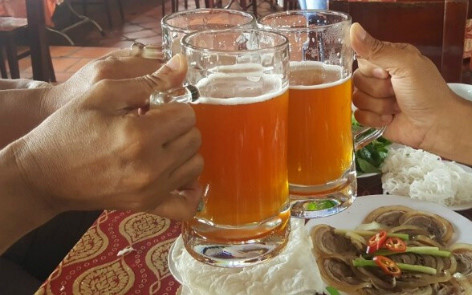 Gia đình càng giàu, học càng cao thì uống rượu bia càng nhiều
