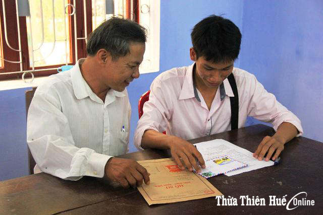 Theo con đi nộp hồ sơ