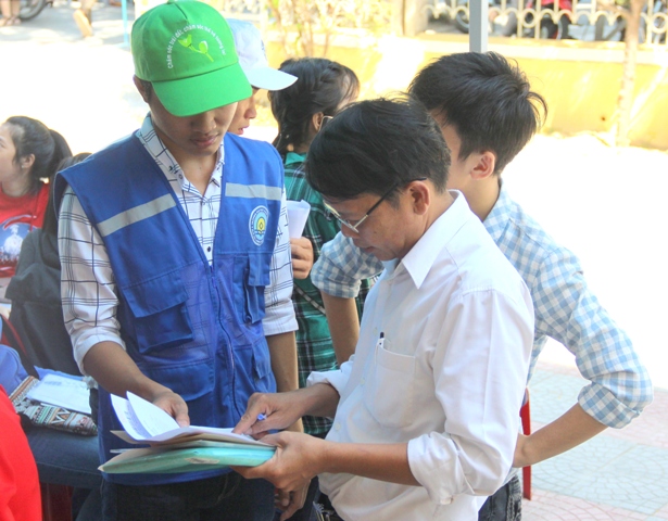 Tình nguyện viên giúp nhiều thí sinh tránh sai sót