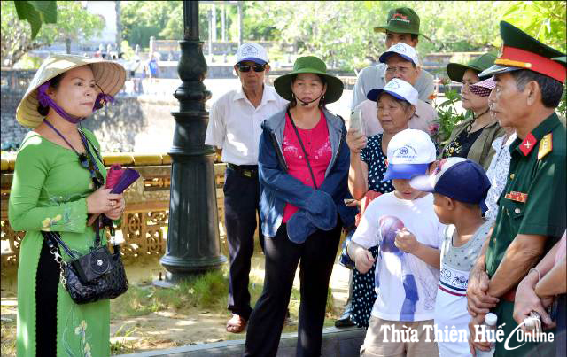 Hướng dẫn viên tại điểm đến - Giải pháp loại bỏ HDV hành nghề trái phép