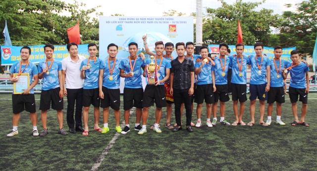 Bế mạc giải bóng đá các CLB tranh cúp Uyên Phương lần thứ I-2016