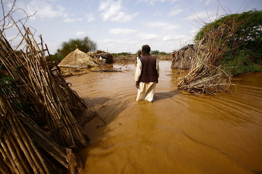 Lũ lụt ở Sudan  Trẻ em phải uống nước mưa đầy bùn