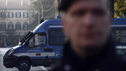 Đào hầm cướp ngân hàng giữa ban ngày