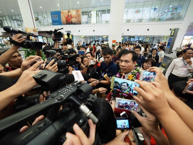 Người hâm mộ cuồng nhiệt chào đón Hoàng Xuân Vinh