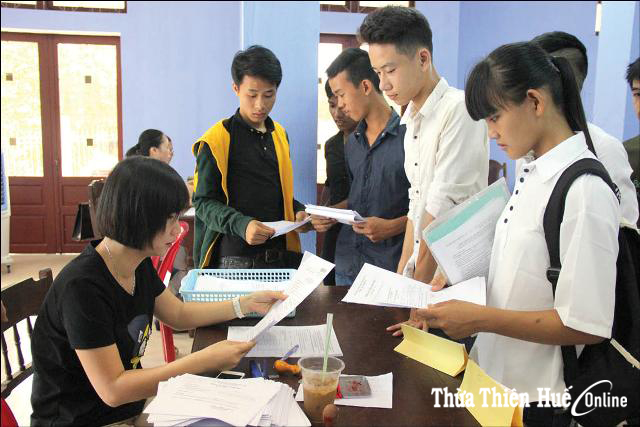 Nhiều thí sinh ngoại tỉnh đến Huế nộp hồ sơ