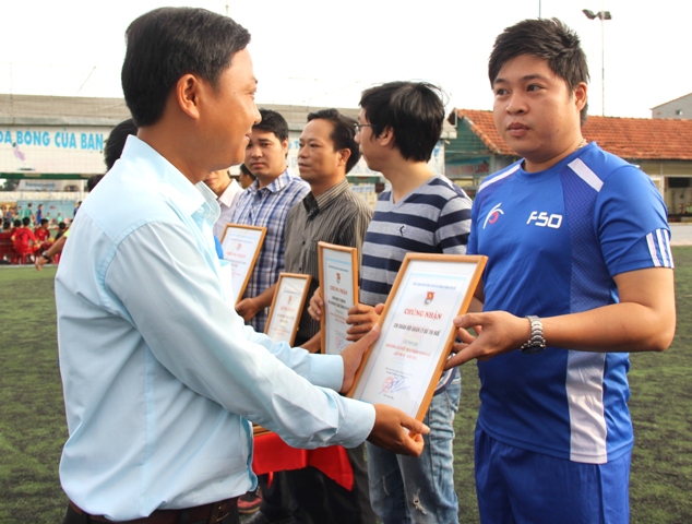 Khởi tranh giải bóng đá Khối Thanh niên Công nhân Thành đoàn Huế