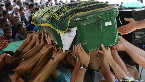 Thổ Nhĩ Kỳ thề “quét sạch IS” ra khỏi bờ cõi sau vụ đánh bom đám cưới