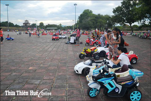 Lấn chiếm sân Kỳ Đài để kinh doanh