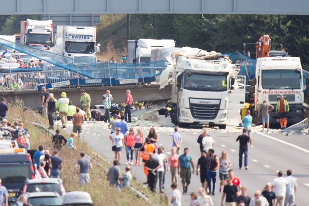 Anh Cầu sập xuống đường cao tốc gây hỗn loạn