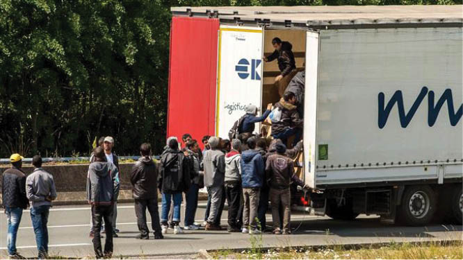 Hơn 10 000 người nhập cư lậu vào Anh mỗi năm