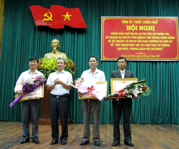Học tập, quán triệt Chỉ thị 05 và trao Bằng khen cho các tập thể, cá nhân có nhiều thành tích