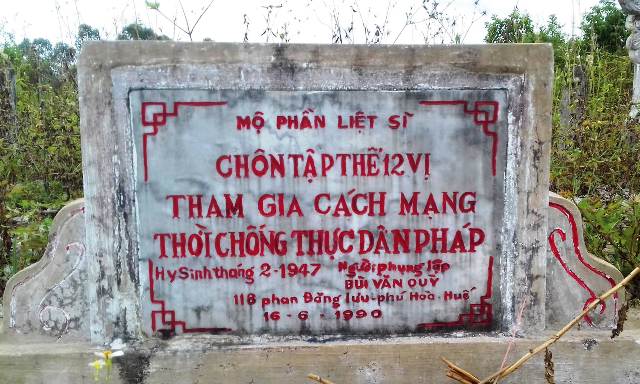 Ngôi mộ liệt sĩ tập thể cạnh Đàn Nam Giao