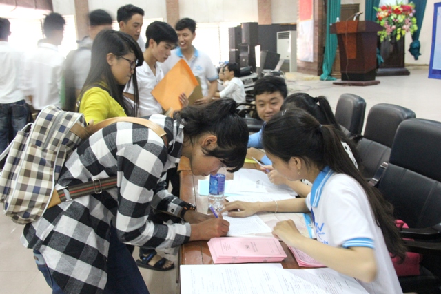 Hàng ngàn tân sinh viên đi làm thủ tục nhập học