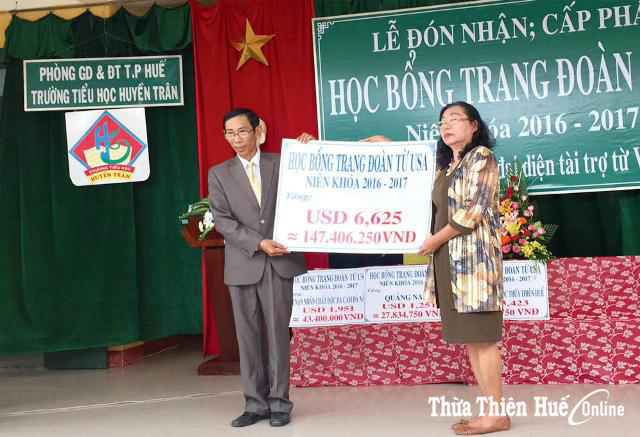 Hơn 400 suất quà và học bổng cho học sinh nghèo