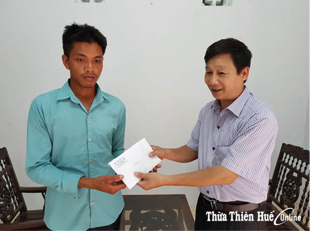 Tiếp tục trao 11 500 000 đồng cho anh Lê Văn Hạnh