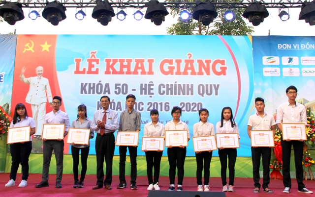 ĐH Kinh tế - ĐH Huế đón hơn 1 200 tân sinh viên nhập học