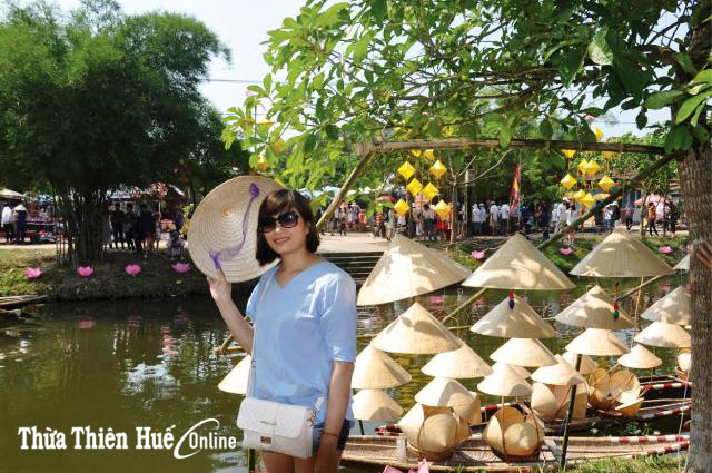 Gắn du lịch với nghề làm nón lá