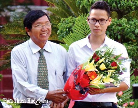 Phát triển đảng khối trường học - cần quan tâm đến học sinh