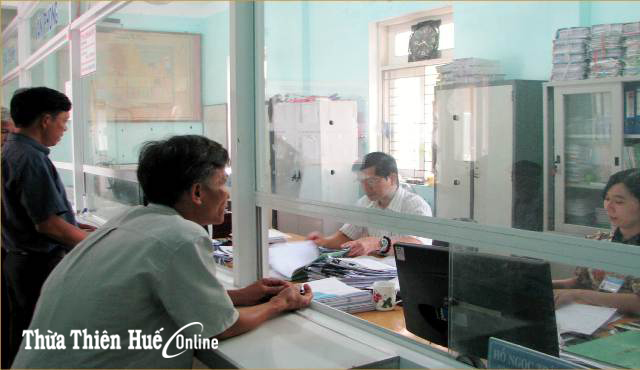 Lắp camera giám sát cán bộ, trao thư chúc mừng công dân mới