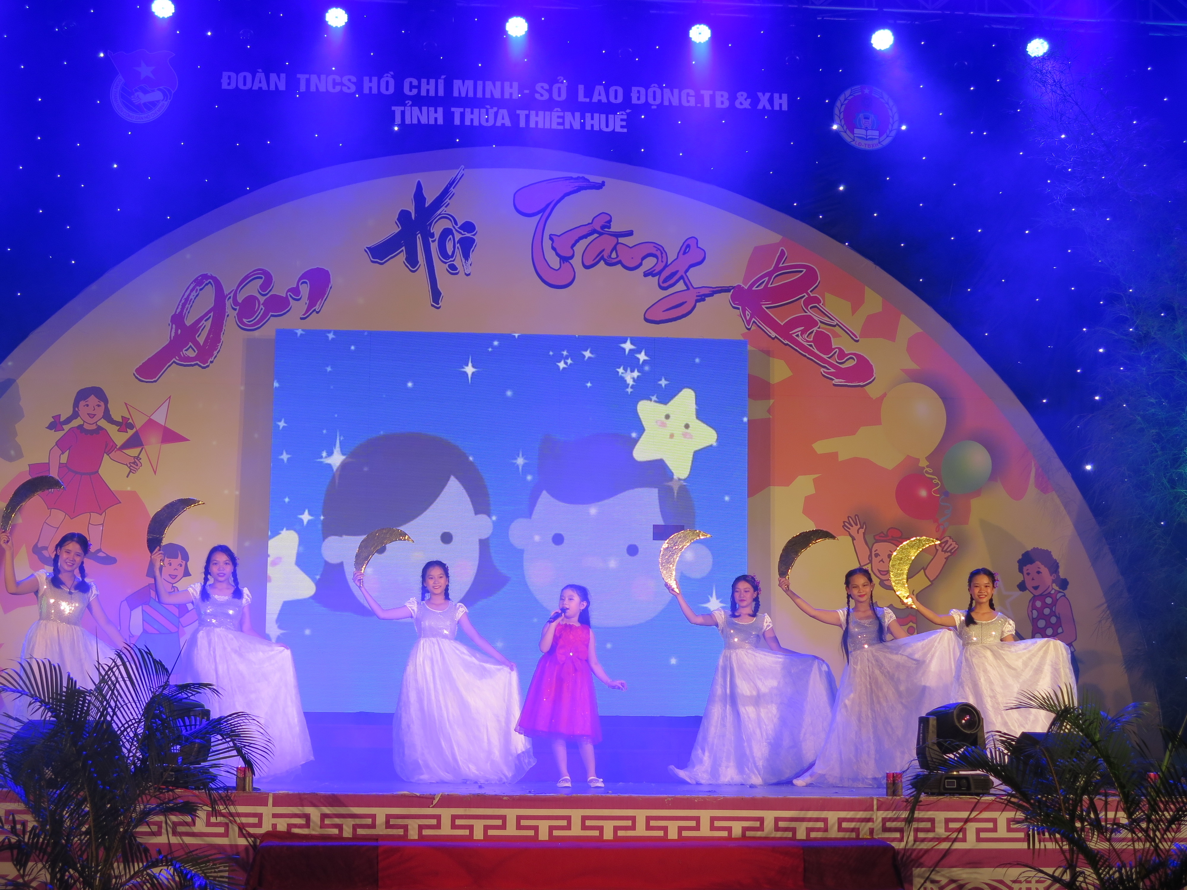 Gần 1 000 trẻ em khó khăn tham gia “Đêm hội trăng rằm”